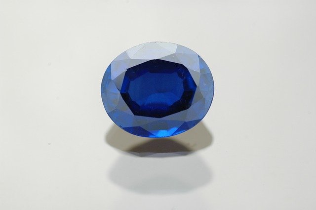 サファイアはダイヤモンドとルビーに次ぐ硬度を持つ宝石です