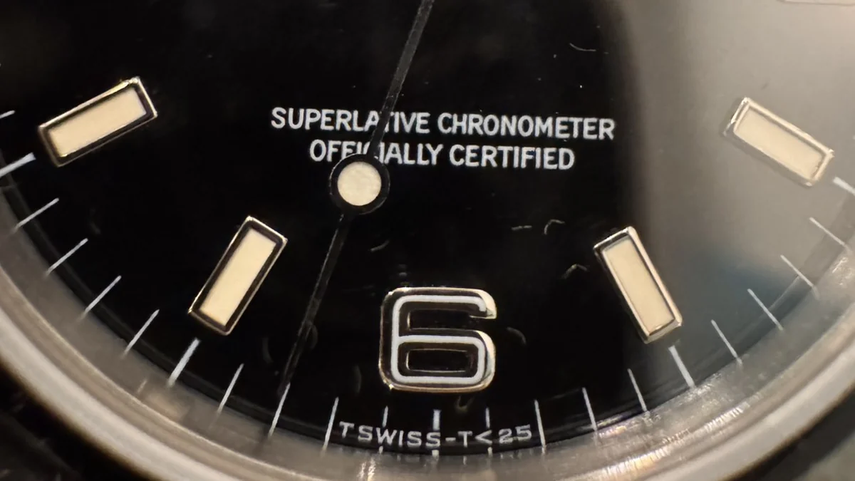ロレックス14270の文字盤|6の数字の内側の白いラインと6時位置下のT SWISS-T<25表記(トリチウム夜光)